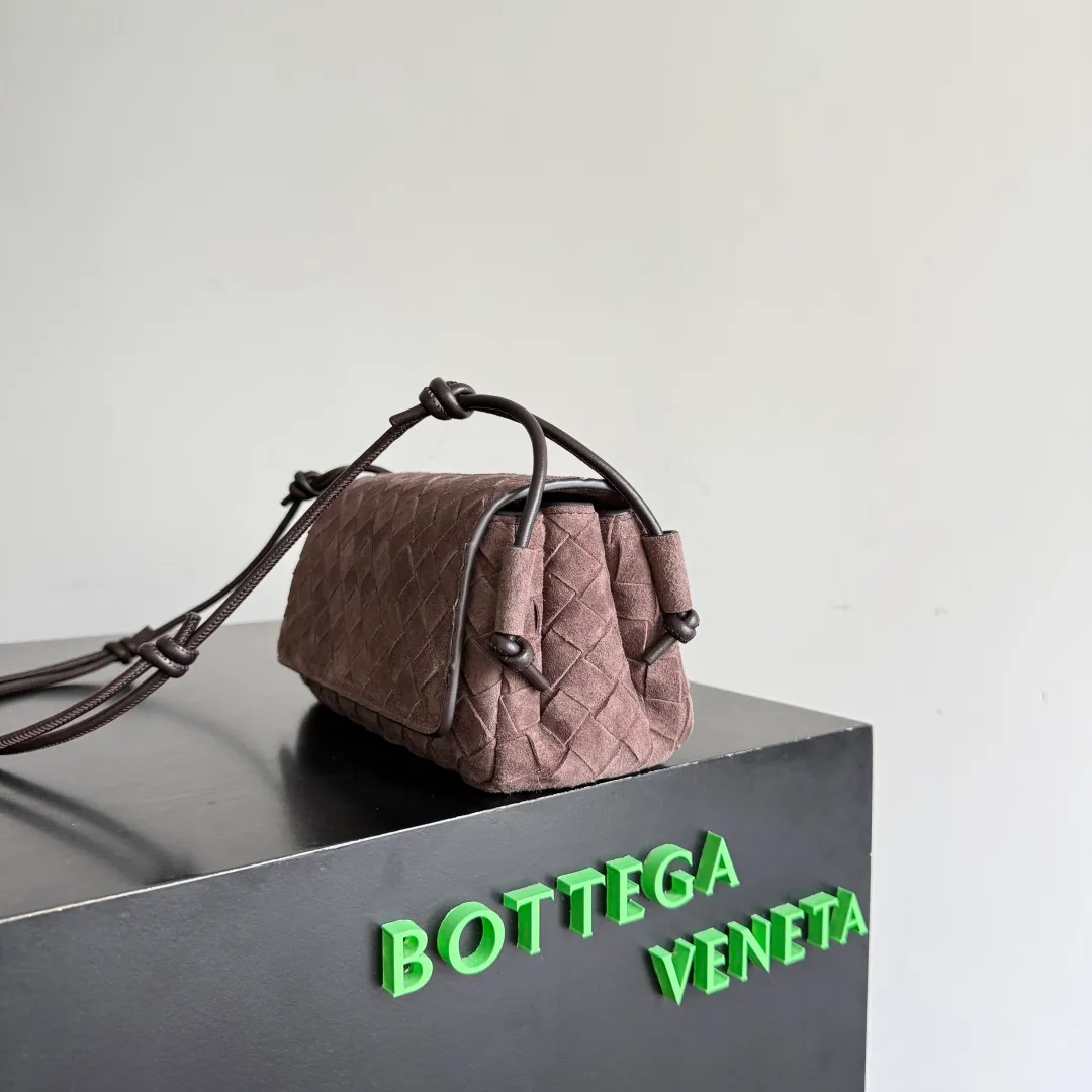 Batch 1720 Bottega Veneta’s new early spring products are here◍˃ᵕ˂◍ The super cute little bag captures my heart every time. This kind of simple little bag that can be carried on the back at any time is really convenient. The surprise of this Notturno clutch lies in the three independent spaces inside. Babies with a lot of belongings must be able to empathize with the tiredness of searching for items for a long time every time. This divided area design simply captures my heart. Style number: 843893 Size: 21*11*9cm Color: suede black and brown